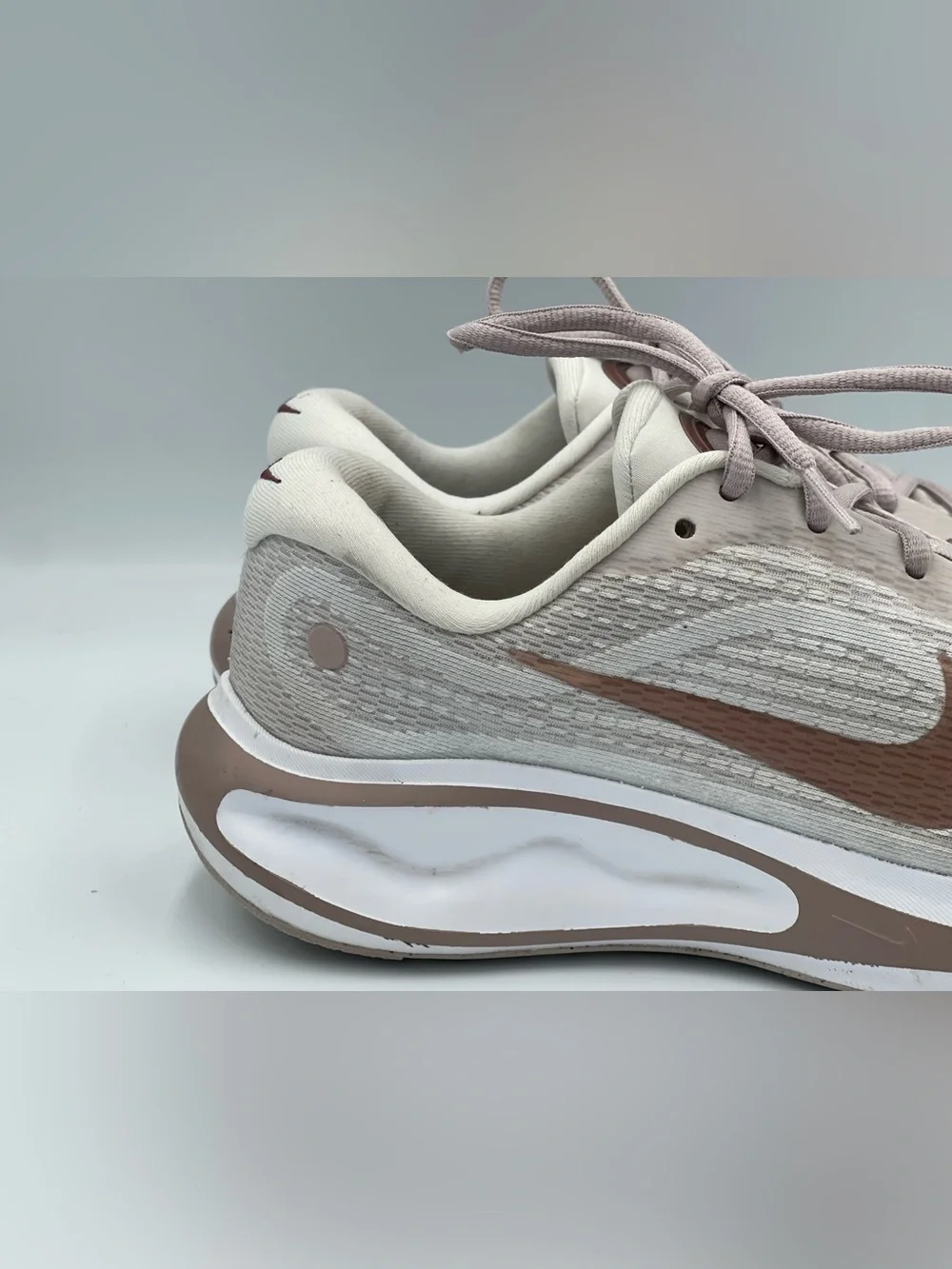 Nike JOURNEY RUN Size Womens 8.5 - Used